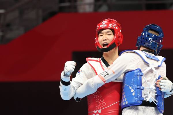 <yonhap photo-3872="">27일 중국 항저우 린안 스포츠문화전시센터에서 열린 19회 항저우 아시안게임 태권도 남자 80㎏급 결승전에서 한국 박우혁이 요르단 살리흐 엘샤라바티를 누르고 금메달을 확정지은 뒤 환호하고 있다. 사진=연합뉴스</yonhap>