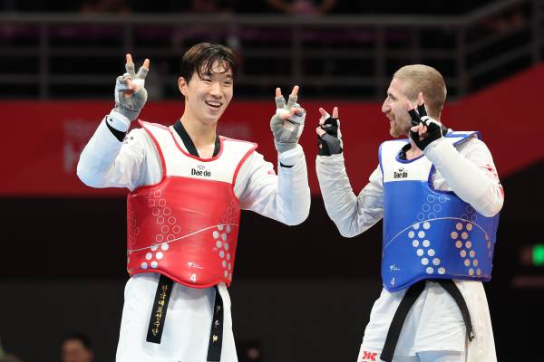 <yonhap photo-3881="">27일 중국 항저우 린안 스포츠문화전시센터에서 열린 19회 항저우 아시안게임 태권도 남자 80㎏급 결승전에서 한국 박우혁이 요르단 살리흐 엘샤라바티를 누르고 금메달을 확정지은 뒤 축하를 받고 있다. 사진=연합뉴스</yonhap>