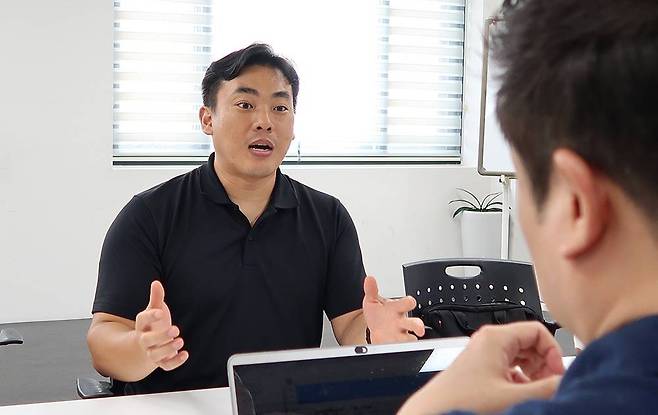 지엠씨랩스 사업과 기술에 대해 설명하는 권세영 대표 / 출처=IT동아