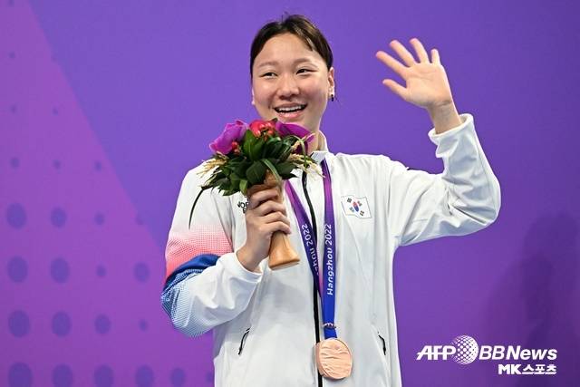 항저우 아시안게임 배영 100m 결승에서 동메달을 목에 건 이은지. 사진=AFPBBNews=News1