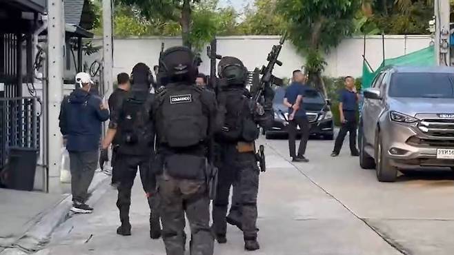 25일 오전 무장한 태국 경찰특공대가 수라차테 경찰 부국장의 자택을 급습해 조사를 벌였다