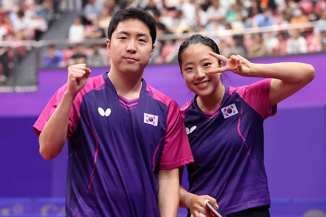 ▲ 2022 항저우 아시안게임 탁구 혼합 복식 16강 진출을 확정지은 임종훈(왼쪽)과 신유빈 ⓒ대한탁구협회