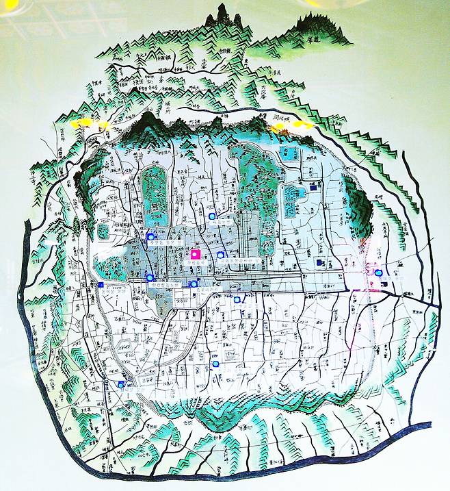 우정총국 터에 들어선 체신기념관에 전시된 '경성내 우정집신분전 구역도. 우표판매소와 집배구역도를 표시했다.