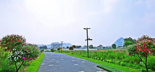 열린송현. 인왕산과 백악산(북악산)이 한 눈에 들어온다.