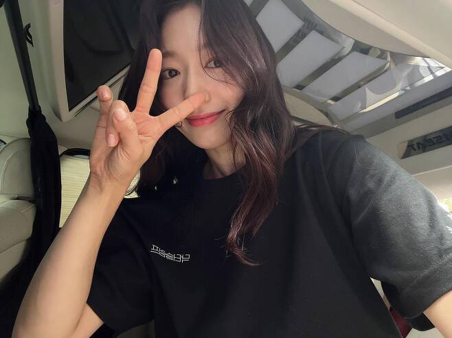 Actor Park Shin-hye has been up to date.Park Shin-hye said on the afternoon of the 27th, Dr. Slump I posted a picture with the article Thank you for sending me a huge gift.Park Shin-hye in the public photo is Dr. It is a picture of a self-portrait wearing a black T-shirt with the letter Slump.While waiting in the car, many people gathered their attention to him, who is still proud of his beauty even though he took pictures without any lighting.On the other hand, Park Shin-hye, who was born in 1990 and is 33 years old, married Choi Tae-joon in January last year and gave birth to a son in May.He is currently filming JTBCs new Drama Doctor Slump.Photos: Park Shin-hye