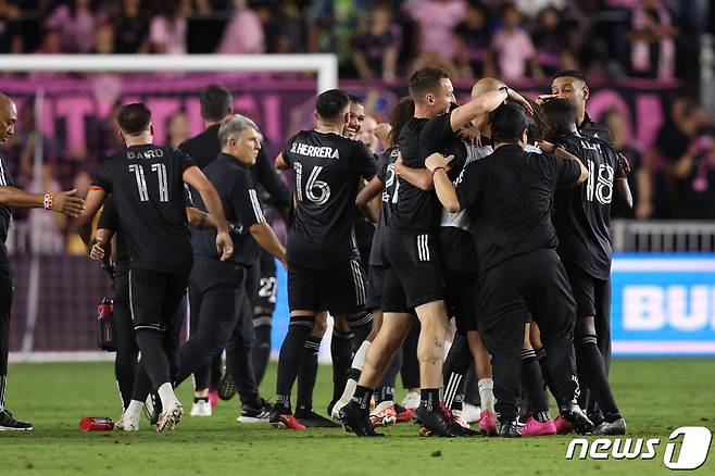 휴스턴 다이나모 선수들이 2023년 9월27일(현지시간) 플로리다주 DRV PNK 스타디움에서 인터 마이애미를 상대로 우승을 확정지은 뒤 기뻐하고 있다. ⓒ AFP=뉴스1 ⓒ News1 김지현 기자