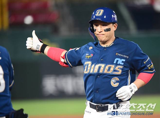 12일 부산사직구장에서 열린 롯데와 NC의 경기, NC 5회초 선두타자 손아섭이 좌전안타를 치고 진루하고 있다. 부산=최문영 기자deer@sportschosun.com /2023.09.12/