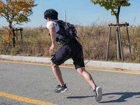 이기욱 중앙대 교수 연구팀이 개발한 인간 신체 능력을 높여주는 로봇 슈트를 입고 뛰는 모습./중앙대