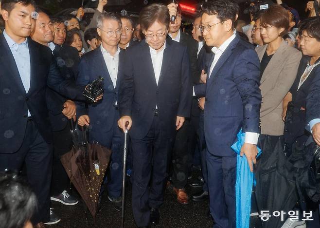 백현동 개발 특혜 및 쌍방울 대북송금 의혹과 관련한 구속 전 피의자 심문(영장실질심사)이 기각된 이재명 더불어민주당 대표가 27일
새벽 경기 의왕시 서울구치소를 나서며 발언하고 있다. 사진공동취재단 전영한 기자 scoopjyh@donga.com