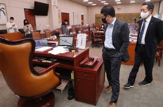 지난해 4월 26일 여의도 국회에서 열린 문화체육관광위원회 전체회의가 정회되자 더불어민주당 김의겸, 정청래 의원 등이 회의장을 나서고 있다. 김상선 기자