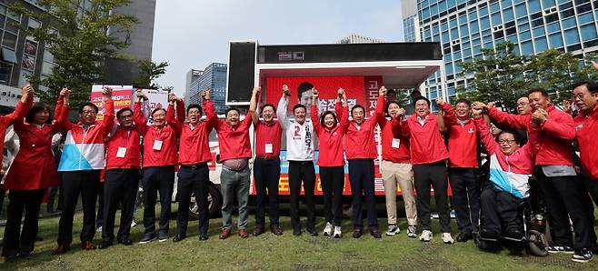 28일 오전 서울 강서구 발산역 인근에서 열린 김태우 국민의힘 강서구청장 후보 선거대책위원회 출정식에서 김기현 국민의힘 대표, 김태우 후보자를 비롯한 여당 지도부가 필승을 다짐하고 있다./사진=뉴스1