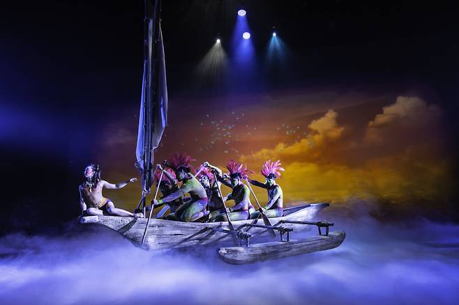 괌의 대표 공연인 ‘카레라’ 쇼 첫장면의 여신, 배우는 한국인이다.