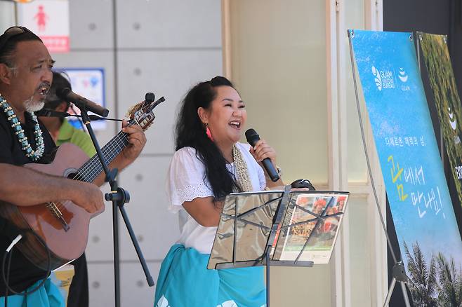 보령 머드축제를 찾아온 괌 공연단