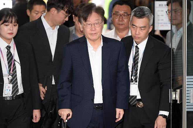 이재명 더불어민주당 대표가 26일 서울중앙지법에서 열린 영장실질심사에 출석하고 있다. 박종민 기자
