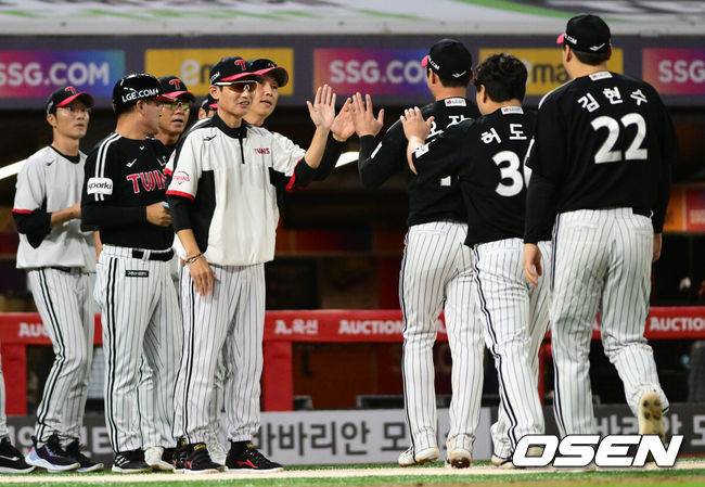 경기 종료 후 LG 염경엽 감독이 선수들과 승리를 기뻐하고 있다. / OSEN DB