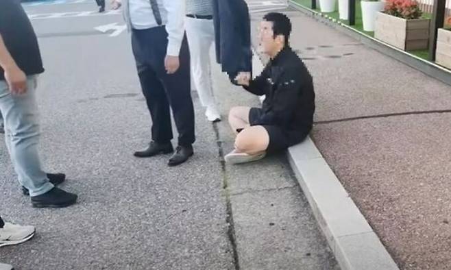 조폭 응징 콘텐츠를 만들어온 유튜버 A씨가 최근 수원의 폭력 조직원들과 승강이를 벌이는 모습. A씨 유튜브 채널 영상 갈무리