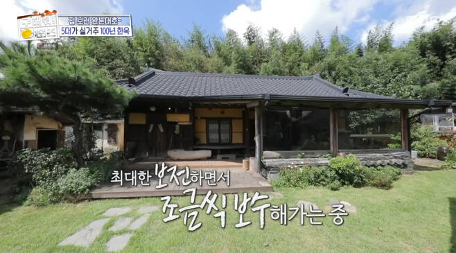 Gyeongjus 100-year-old hanok house was introduced.TVXQ Jeong Yun-ho, Park Ji-min Announcer and Omai Girl Mimi appeared as guests on MBC Chuseok Special Where is My Home broadcasted on the 28th.On this day, Kim Dae-hos The Tiger: An Old Hunters Tale corner, a 100-year-old hanok house in Gyeongju, Gyeongsangbuk-do,Kim Dae-ho said, The lord of the house has been living in public service for about eight years and has been living for 18 years because he returned home to his longing for his hometown.For reference, this house is not the first house to be remodeled because it is still being remodeled. I keep it as much as possible and do not use workers.At that time, if there is work to be done, the family will gather together and collaborate. The house was full of old things, from mousetrap to the now-sperm barn, rice scales, rubber shoes, wedding invitations, wardrobes, and gold star fans, and there were hobby rooms such as tea rooms and outdoor music rooms.Lord, who bought the next door next door, said he was remodeling the space he bought and operating it as a cafe.On the other hand, Park Na-rae said, I have a lot of fun watching The Tiger: An Old Hunters Tale these days. There are many jails in my neighborhood.My mother said, How about living in a house with a good decoration? My mother said, I want to live in an apartment. Jang Dong-min said, Our mother has been living in the countryside for five years. When I asked her, How is she? she said, Its a prison.Park Na-rae, who lives in the house, said, Because the house has too much to do.Yang Se-hyeong said, I actually went to Jang Dong-min Kodis house, but Mother did not laugh even if she praised the food.Photo = MBC broadcast screen