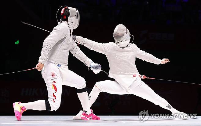 중국 상대하는 김준호 (항저우=연합뉴스) 김인철 기자 = 28일 중국 항저우 전자대학 체육관에서 열린 19회 항저우 아시안게임 펜싱 남자 사브르 단체 결승전에서 한국 김준호가 중국 옌잉후이를 상대하고 있다. 2023.9.28 yatoya@yna.co.kr