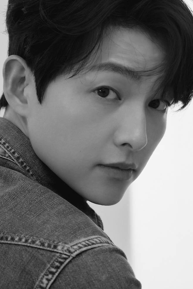 Song Joong-ki Ive always had scars from my childhood, but...Hwaran is rather good [M:HN Interview1] followed by...( ) Song Joong-ki, who became a lover and Father this year, told stories about his family.On the 25th, I talked with Song Joong-ki who appeared in Movie Hwaran at a cafe in Jongno-gu, Seoul.Earlier, Song Joong-ki reported marriage to British actor Katie Lewis Sounders through an official fan caf in January, and announced that she was pregnant.Song Joong-ki, who became a Father after receiving the honor of being a child in June, also solved the story about the family on this day.First of all, regarding the initial rumors about the family, he said, There were some things I was upset about, but now a lot of them have disappeared. I just want to be grateful for everything and live a good life since the baby is born.Song Joong-ki said, If Wife does not have English subtitles, I can not watch Korea Movie. Recently, the producers personally sent me the English subtitle version that was screened in Cannes (for Wife).I am going to show it when the publicity schedule is over, and I want to see Wife personally too much.  Wife nationality is British, but since I have lived in Italy for a lifetime, I liked watching Movie material.I do not talk about the movie industry these days, but because I have already been to a big movie, I advised them not to be fooled, but to do well.I speak English, but I am studying Korean these days. And Song Joong-ki, who was showing a picture of his son for a while, transformed into a loving father rather than an actor, said, Now it is a step that gives strength to the back of the neck. I can not flip it yet, but turn to the right. It is amazing because it changes big and different every week.The time to sleep is gradually increasing, and I am happy with my gratitude. I seem to be growing up happily and happily. Song Joong-ki, who was told that Song Joong-ki had contacted the British public broadcaster BBC with a drama audition from late last year to early this year.Song Joong-ki said, I was asked if Wife was not influenced by Korean nationality. I have been auditioning overseas Spin-off since then.Of course, Wife was so influential that she had been helped by introducing her friends around her. I wanted to do a variety of spin-offs in various countries and cultures, even if it was not a tremendous role overseas.I feel that the times have changed a lot, and I regret to learn a lot of things like language in the old days.It was not our culture, so it seemed that there was a new genre of Spin-off, and I did not want to be bored because I was greedy for the genre. Finally, on Hwaran, Song Joong-ki said, Its a spin-off that has many meanings, and Im not afraid of being scolded or anything like that. Of course, its a good box office hit, but I hope many people will watch it and give feedback.Meanwhile, the movie Hwaran will be released on November 11.