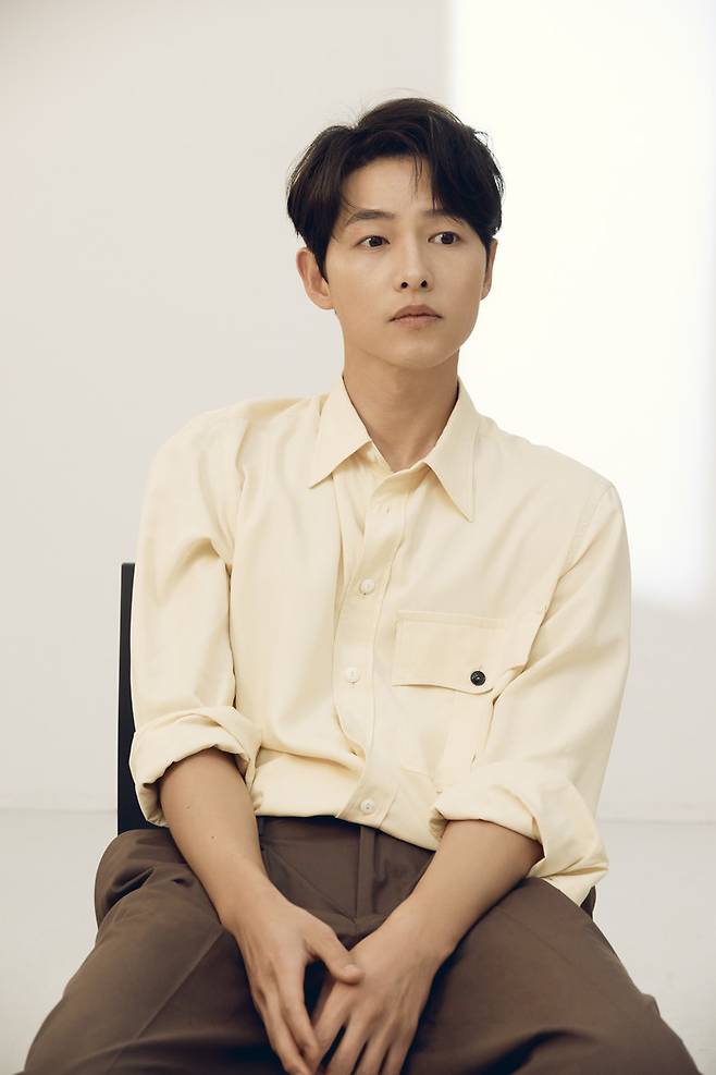 Song Joong-ki Ive always had scars from my childhood, but...Hwaran is rather good [M:HN Interview1] followed by...( ) Song Joong-ki, who became a lover and Father this year, told stories about his family.On the 25th, I talked with Song Joong-ki who appeared in Movie Hwaran at a cafe in Jongno-gu, Seoul.Earlier, Song Joong-ki reported marriage to British actor Katie Lewis Sounders through an official fan caf in January, and announced that she was pregnant.Song Joong-ki, who became a Father after receiving the honor of being a child in June, also solved the story about the family on this day.First of all, regarding the initial rumors about the family, he said, There were some things I was upset about, but now a lot of them have disappeared. I just want to be grateful for everything and live a good life since the baby is born.Song Joong-ki said, If Wife does not have English subtitles, I can not watch Korea Movie. Recently, the producers personally sent me the English subtitle version that was screened in Cannes (for Wife).I am going to show it when the publicity schedule is over, and I want to see Wife personally too much.  Wife nationality is British, but since I have lived in Italy for a lifetime, I liked watching Movie material.I do not talk about the movie industry these days, but because I have already been to a big movie, I advised them not to be fooled, but to do well.I speak English, but I am studying Korean these days. And Song Joong-ki, who was showing a picture of his son for a while, transformed into a loving father rather than an actor, said, Now it is a step that gives strength to the back of the neck. I can not flip it yet, but turn to the right. It is amazing because it changes big and different every week.The time to sleep is gradually increasing, and I am happy with my gratitude. I seem to be growing up happily and happily. Song Joong-ki, who was told that Song Joong-ki had contacted the British public broadcaster BBC with a drama audition from late last year to early this year.Song Joong-ki said, I was asked if Wife was not influenced by Korean nationality. I have been auditioning overseas Spin-off since then.Of course, Wife was so influential that she had been helped by introducing her friends around her. I wanted to do a variety of spin-offs in various countries and cultures, even if it was not a tremendous role overseas.I feel that the times have changed a lot, and I regret to learn a lot of things like language in the old days.It was not our culture, so it seemed that there was a new genre of Spin-off, and I did not want to be bored because I was greedy for the genre. Finally, on Hwaran, Song Joong-ki said, Its a spin-off that has many meanings, and Im not afraid of being scolded or anything like that. Of course, its a good box office hit, but I hope many people will watch it and give feedback.Meanwhile, the movie Hwaran will be released on November 11.