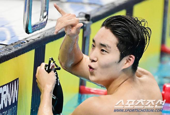 28일 중국 항저우 올림픽 스포츠센터 수영장에서 열린 남자 자유형 800m 결승에서 대한민국 김우민이 1위를 차지한 후 기뻐하고 있다. 항저우(중국)=송정헌 기자songs@sportschosun.com/2023.09.28/