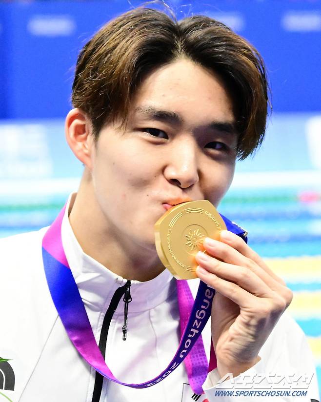 28일 중국 항저우 올림픽 스포츠센터 수영장에서 열린 남자 자유형 800m 결승에서 대한민국 김우민이 7분 46초03을 기록하며 금메달을 차지했다. 수상하고 있는 김우민. 항저우(중국)=송정헌 기자songs@sportschosun.com/2023.09.28/