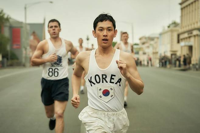 영화 '1947 보스톤'에서 서윤복(임시완) 선수가 달리는 장면. /롯데엔터테인먼트
