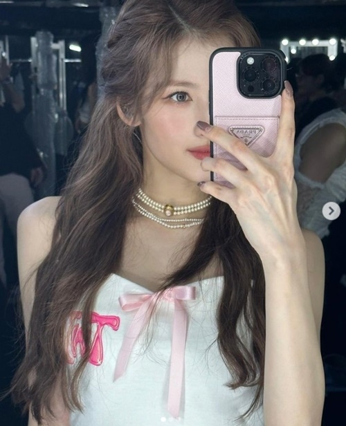 TWICE Sana showed off her deadly good looks.Sana posted an article and a photo called  ⁇  pink yellow yellow  ⁇  on his instagram on the morning of the 29th.In the photo, he was captured taking a mirror selfie.With her charming charm, Sana boasted a brilliant joy and made her fans feel like a goddess.In another photo, there is a self-portrait of him taken at an angle.Sana, who boasted a slim jaw line, a sharp nose, and a mature visual, emanated a deadly and lovely charm with a wink.