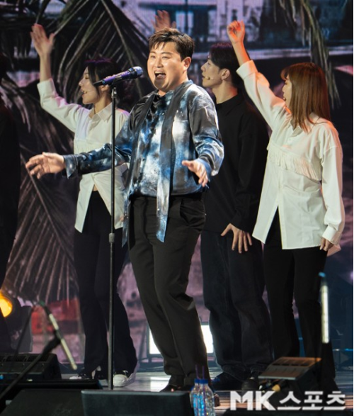 Singer Kim Ho-joong filled the ChuseokSpecial Concert in abundance.On the afternoon of the 28th, TV Chosun broadcasted Kim Ho-joongs Chuseok Special Concert  ⁇  GREAT Kim Ho-joong  ⁇ . ⁇  GREAT Kim Ho-joong is a program that shows performances held at Kyunghee University Peace Hall on the 2nd, and presented Kim Ho-joongs soulful voice with Medley, a famous song of emotion and joy.I thanked the fans for being Kim Ho-joong, who was able to shine with that love and make your life brighter.Since then, Kim Ho-joong has been singing a hearty  ⁇   ⁇   ⁇   ⁇   ⁇   ⁇   ⁇ ,  ⁇   ⁇   ⁇   ⁇   ⁇   ⁇   ⁇   ⁇ , stimulating the audiences tears. ⁇   ⁇   ⁇   ⁇   ⁇   ⁇ ,  ⁇   ⁇   ⁇   ⁇   ⁇ ,  ⁇   ⁇   ⁇   ⁇   ⁇   ⁇   ⁇   ⁇   ⁇   ⁇   ⁇   ⁇   ⁇   ⁇   ⁇   ⁇   ⁇   ⁇   ⁇   ⁇   ⁇   ⁇   ⁇   ⁇   ⁇   ⁇   ⁇   ⁇   ⁇   ⁇   ⁇   ⁇   ⁇   ⁇   ⁇In particular, Kim Ho-joong showed a strong presence with a heavy voice full of echo in  ⁇  Tritomba  ⁇  and  ⁇  Adoro  ⁇  Stage, and the audiences heart was ringing.In addition, the stage that resonates with the audience with the deep sensitivity such as the story of a 60-year-old elderly couple, a heavenly reunion, and a thank-you song was Zen master.Since then, Arirang  ⁇  Stage has dominated the stage with explosive treble and emotions.Finally, through the  ⁇ Time to say goodbye  ⁇  Stage, I proved the true nature of  ⁇   ⁇   ⁇   ⁇   ⁇   ⁇  with a magnificent voice and abundant singing power.Kim Ho-joong showed a variety of performances across two genres of vocal music and Trot in  ⁇ GREAT Kim Ho-joong ⁇ .By combining augmented reality (AR) from the appearance of choirs and dancers, the Concert Stage has been transformed into various venues, enhancing interesting attractions and immersion.