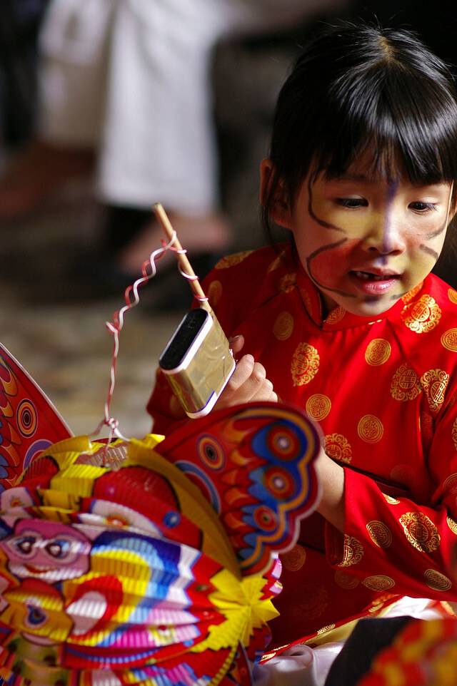 베트남 사람들은 추석을 우리나라 어린이날(5월5일)처럼 보낸다. 농사일로 바빠 아이들을 돌보지 못한 미안함을 선물로 표현하는 것이다. 추석날 조상을 모시는 우리나라와는 대조적이다. Flickr