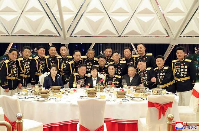 2월 열병식 전날 연회에서 인민군 장성들과 사진 찍은 김주애