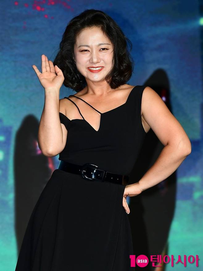 Comedian Park Na-rae showed off her all-time Chuseok food scale.Park Na-rae, who was broadcast on the 29th of last month, was attracted to Park Na-rae by appearing neatly in the Suragan Nine outfit after dawn.Park Na-rae, a former craftsman, said, Park Na-rae. The kitchen was full of ingredients that reminded me of a knights restaurant, from bag flour to super-large cooking oil.Park Na-rae, who had been doing the Speech for the second day to get the thankful people, laughed at the honey water before the start.He began to cook with Hermanns  ⁇   ⁇   ⁇   ⁇   ⁇   ⁇   ⁇   ⁇   ⁇ ,  ⁇  honey water  ⁇   ⁇   ⁇   ⁇   ⁇   ⁇   ⁇   ⁇   ⁇ .Park Na-rae confessed that he had already finished the first half of the cooking from 3 pm to 10 pm the day before, and then settled down again and put on a group exhibition.Her, who went outdoors as well as indoors, roasted Mokpo-style tteokgalbi on a grill with The Speech to a fireplace and a torch, and showed her unusual cooking skills by showing her sense of wrapping in lotus leaves.Park Na-raes house was visited by a neighbor, Yang Se-chan, who took care of the holiday food and exchanged goodwill with each other.Then Park Na-rae went to your house to pick up a plate and added fun to it by showing a steamed tikitaka.Park Na-rae, who spoke all of the hearty Chuseok food, met with an Italian friend through the rain and conveyed Koreas affection.Then he met Jasins gift, Gag Concert Kim Sang-mi, and he recalled Jasin, who lived hard 12 years ago.Park Na-rae said, I worked really hard at that time, but I did not get through the corner every time. Even if I recorded it, it was still edited. It was too bad that the bishop called me to the editing room and showed me the unedited recording.After that, he bought a lot of alcohol, he said. I would have been the poorest of the comedians at the time. Kim Sang-mi, director of the school, said, We have succeeded.Lastly, Park Na-rae, who visited Oh Eun Youngs teacher, gave a heart of gratitude and later delivered the invitation to the invitation.Returning home exhausted, he hurriedly inhaled pizza and spaghetti behind the fiercely The Speech holiday food and laughed.