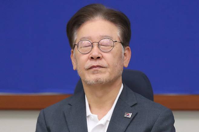 이재명 더불어민주당 대표가 지난 13일 서울 여의도 국회 대표 회의실에서 단식을 이어가는 모습이다. 현재 이 대표는 단식을 중단하고 회복에 전념하고 있다.(사진=뉴스1)