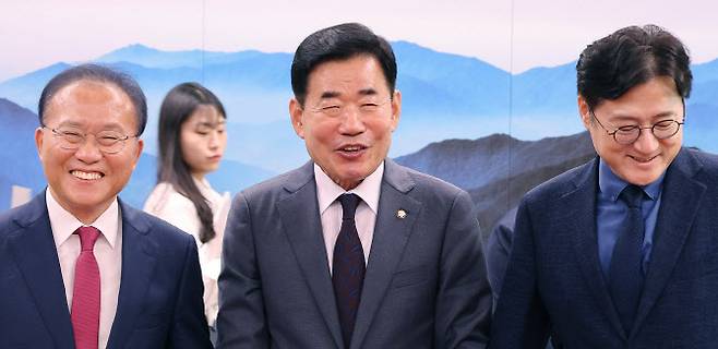 김진표(가운데) 국회의장이 지난 27일 오전 서울 여의도 국회에서 윤재옥(왼쪽) 국민의힘·홍익표 더불어민주당 원내대표와 만나 기념촬영을 하고 있다.(사진=뉴스1)