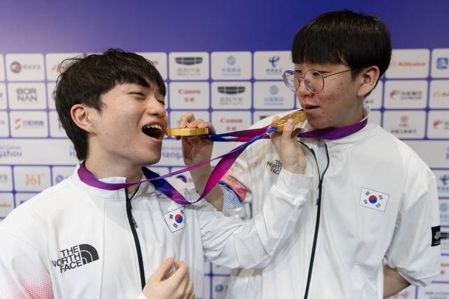 한국이 29일(한국시간) 중국 항저우 e스포츠 센터에서 열린 항저우 아시안게임 e스포츠 리그 오브 레전드 종목 결승전에서 대만에 2대 0으로 꺾고 금메달을 땄다. 기뻐하는 ‘케리아’ 류민석과 ‘룰러’ 박재혁. 공동 취재단