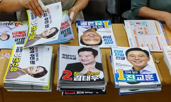 강서구청장 보궐선거를 앞둔 30일 오전 강서구선거관리위원회에서 관계자들이 투표안내문 및 선거공보 발송작업을 하고 있다. 연합뉴스