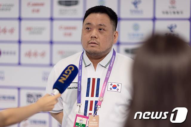 경기 직후 취재진과 인터뷰하는 윤상훈 감독의 모습 2023.9.30/ⓒ공동취재단