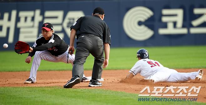 5회 볼넷 출루 후 2루 베이스를 훔친 조수행.