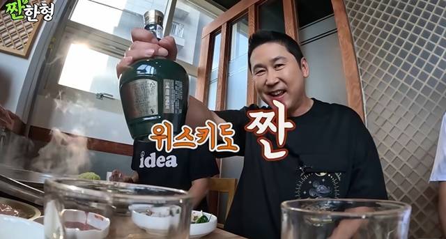 유튜브 콘텐츠 '짠한형 신동엽'은 방송인 신동엽이 게스트들과 술을 마시며 대화를 나누는 토크 콘텐츠다. /유튜브 영상 캡처