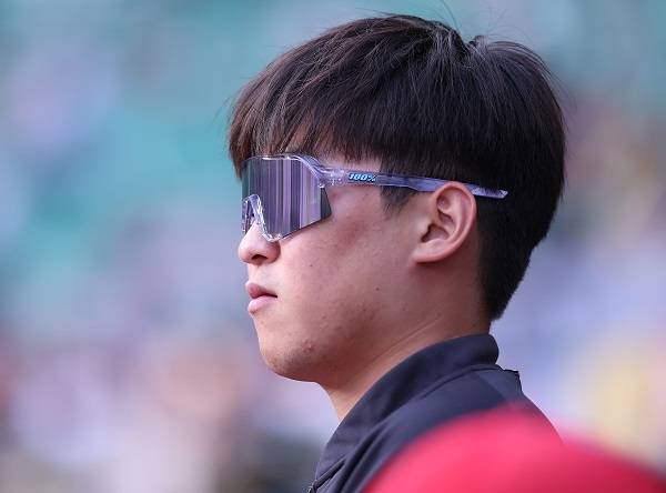 KIA 투수 윤영철이 9월 30일 문학 SSG전에서 더그아웃에 서서 경기를 바라보고 있다. 사진=KIA 타이거즈