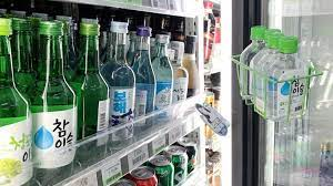 편의점에 소주들이 진열돼 있다. /사진제공=연합뉴스