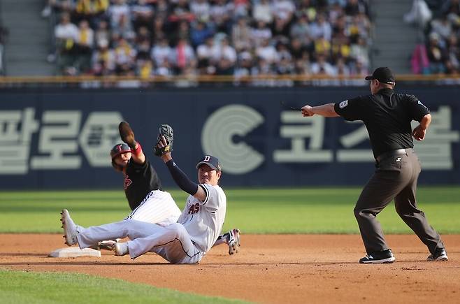 ▲ 2차례 LG의 도루를 저지한 장승현 ⓒ 두산 베어스