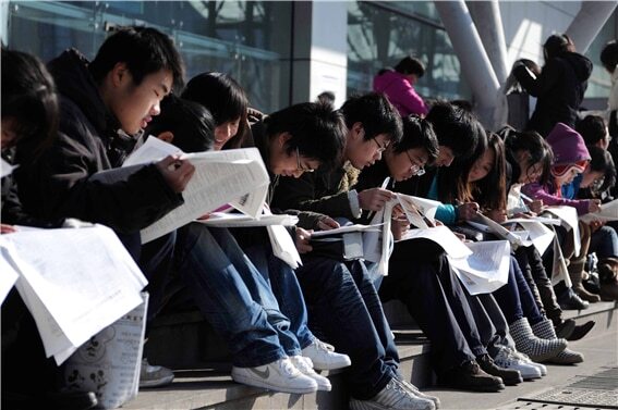 중국의 구직난. 항저우의 젊은이들이 취업 정보를 보고 있다. /더와이어차이나(thewirechina.com)