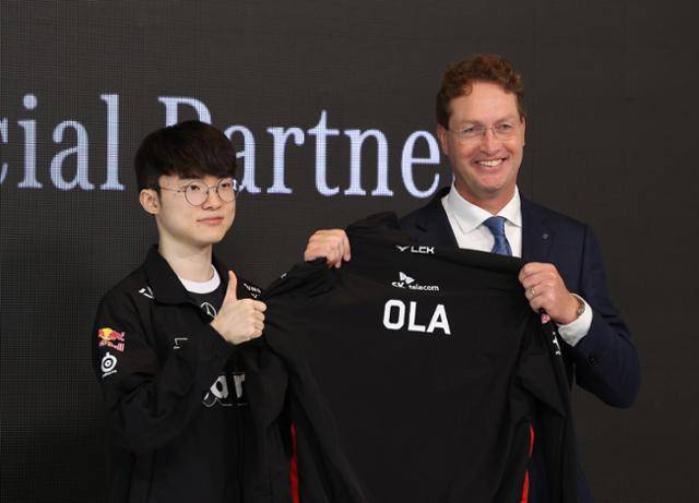 8월 24일 서울 중구 신라호텔에서 메르세데스-벤츠 코리아가 연 '올-일렉트릭 쇼케이스 및 기자간담회'에 프로게이머 '페이커' 이상혁(왼쪽)이 참석하고 있다. 연합뉴스