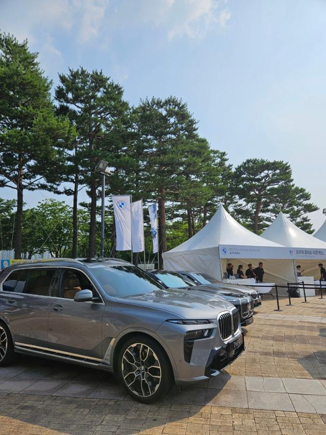 지난 6월 수원월드컵경기장 앞에 전시된 BMW 차량들. 김형준 기자