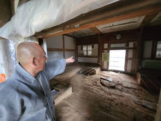 하동 칠불사 도응 주지스님이 아자방 내부 시설을 설명하고 있다. 위성욱 기자