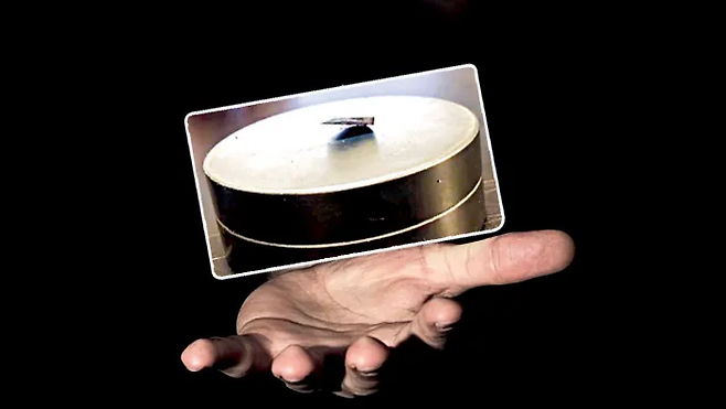 국내 기업 퀀텀에너지연구소 등에 소속된 연구진이 개발했다고 하는 상온 초전도체의 모습. 자석 위에 몸체 일부가 떠 있다. 퀀텀에너지연구소 제공