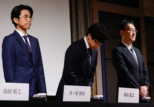 히가시야마 노리유키 쟈니스 사무소 신임 사장(가운데)이 2일 일본 도쿄에서 기자회견을 시작하며 인사하고 있다. 도쿄|로이터연합뉴스