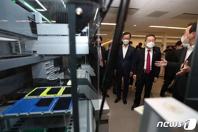 이종호 과학기술정보통신부 장관이 29일 오후 경기도 수원시 영통구 CJ제일제당 CJ블로썸파크를 방문, 바이오파운드리 시설 관련 설명을 듣고 있다. (과학기술정보통신부 제공) 2022.11.29/뉴스1