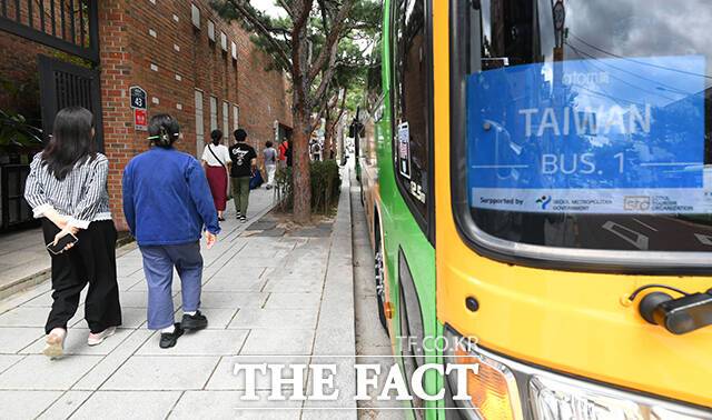 북촌한옥마을 인근 대로변에 버스가 주차돼 있다.